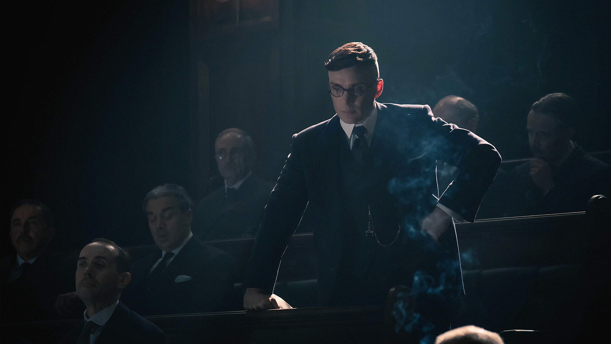 Из-за травмы, нанесенной Хьюзом, у Томаса испортилось зрение. Поэтому в последних сезонах он носит очки