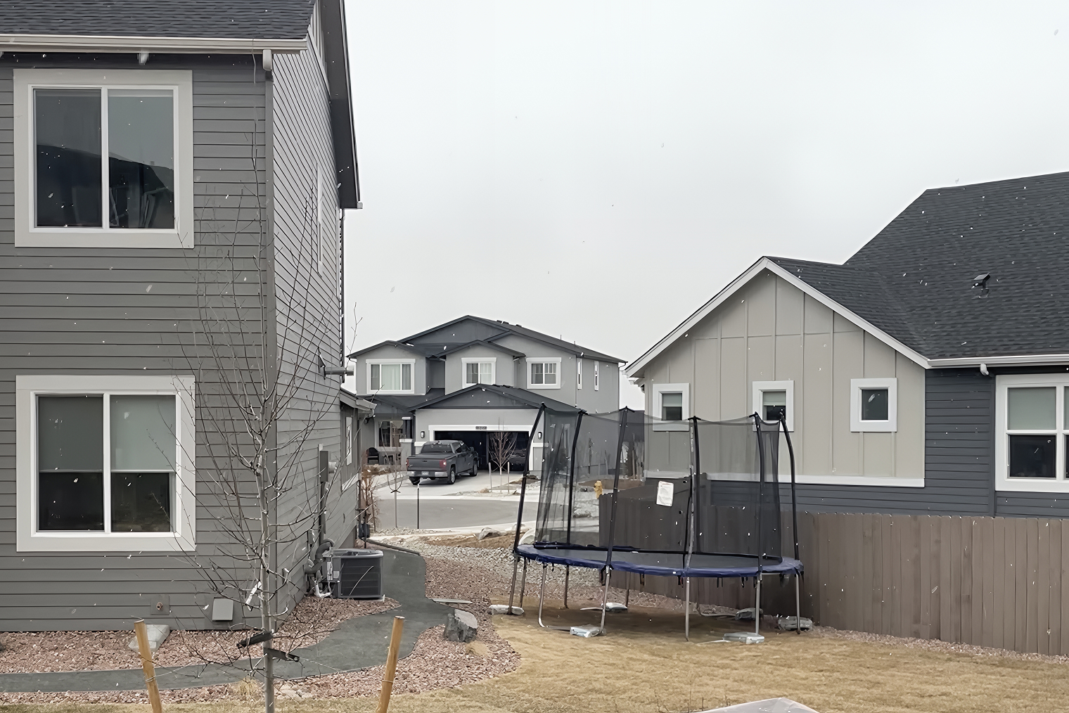 Типичная американская застройка: дома построены в едином стиле из одних материалов и различаются лишь планировкой и элементами декора