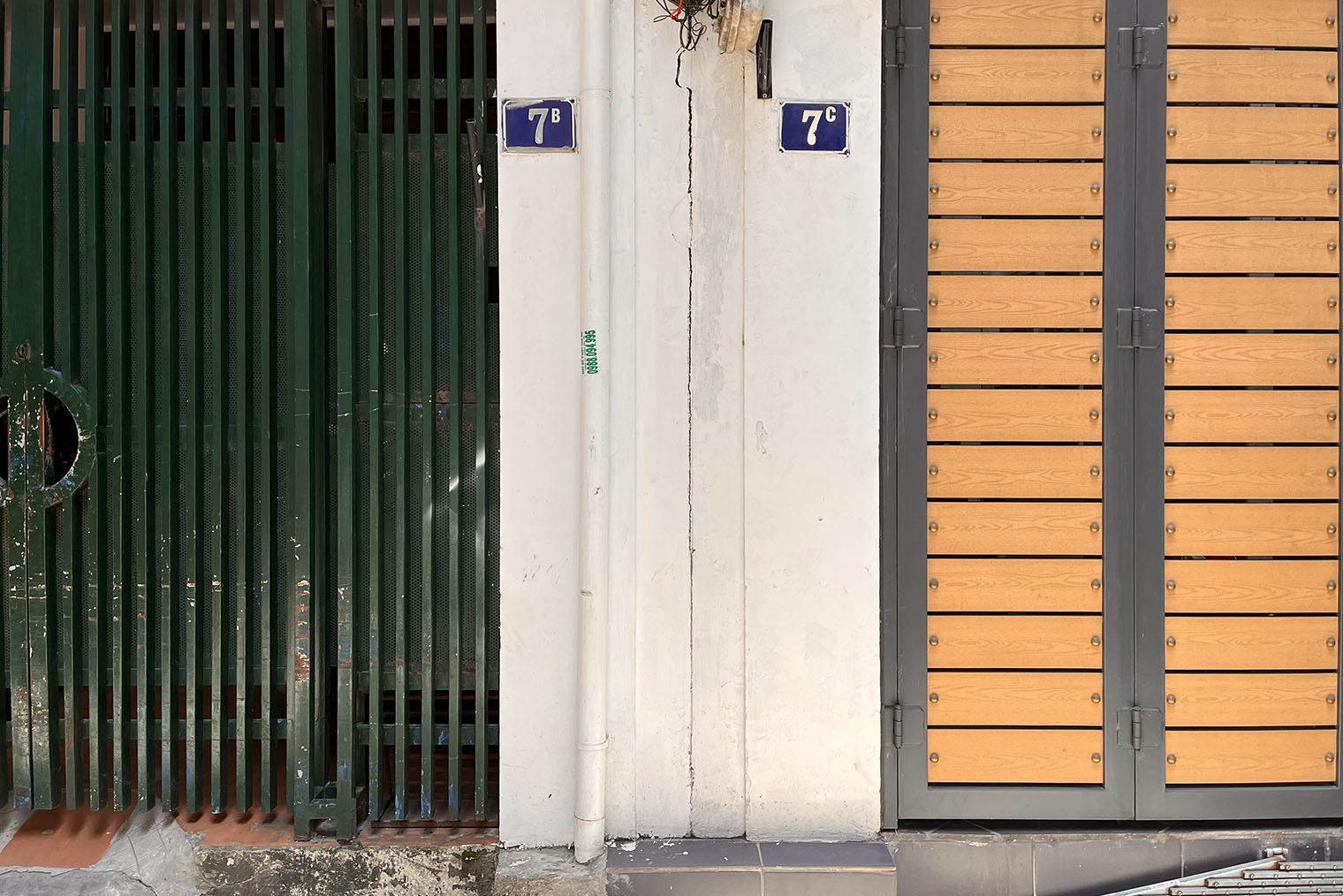 Два дома: 7B и 7C — плотное соседство и аутентичный вход в каждое здание