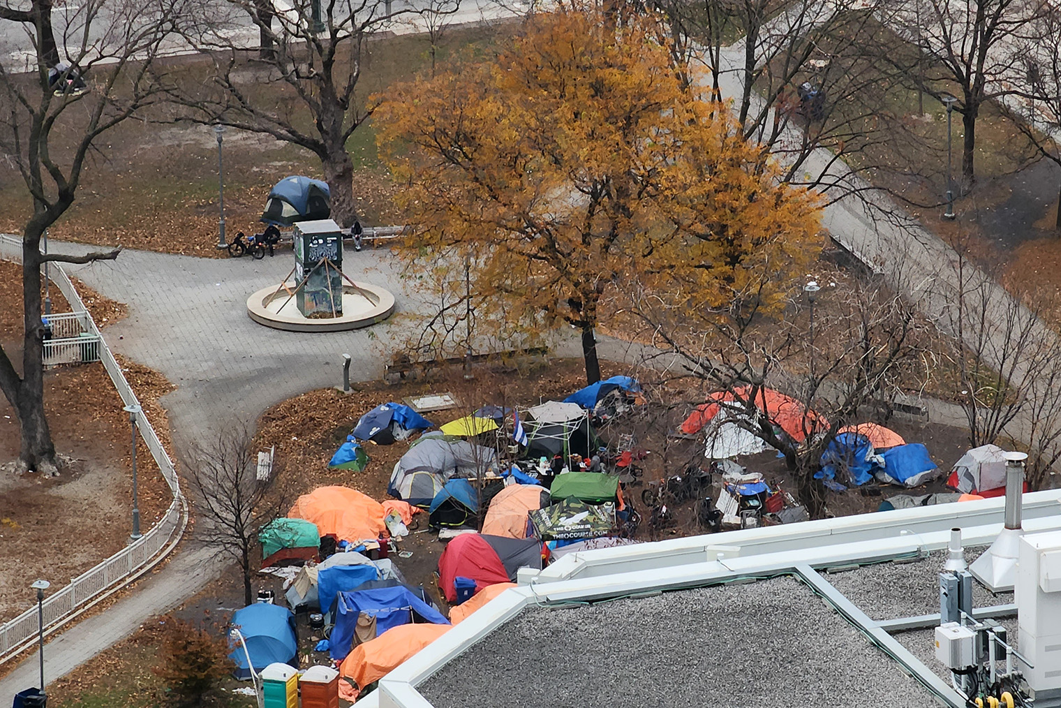 Так выглядели палатки бездомных зимой в одном из парков в центре Торонто