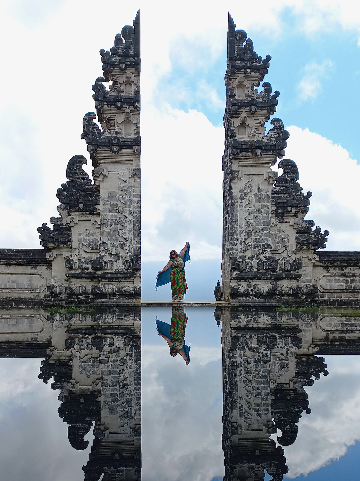 Многие туристы приезжают сюда ради такого кадра. Но отражение — просто трюк фотографов. Воды у ворот нет, ее эффект создают, подкладывая под камеру зеркало. © Дарина Устич