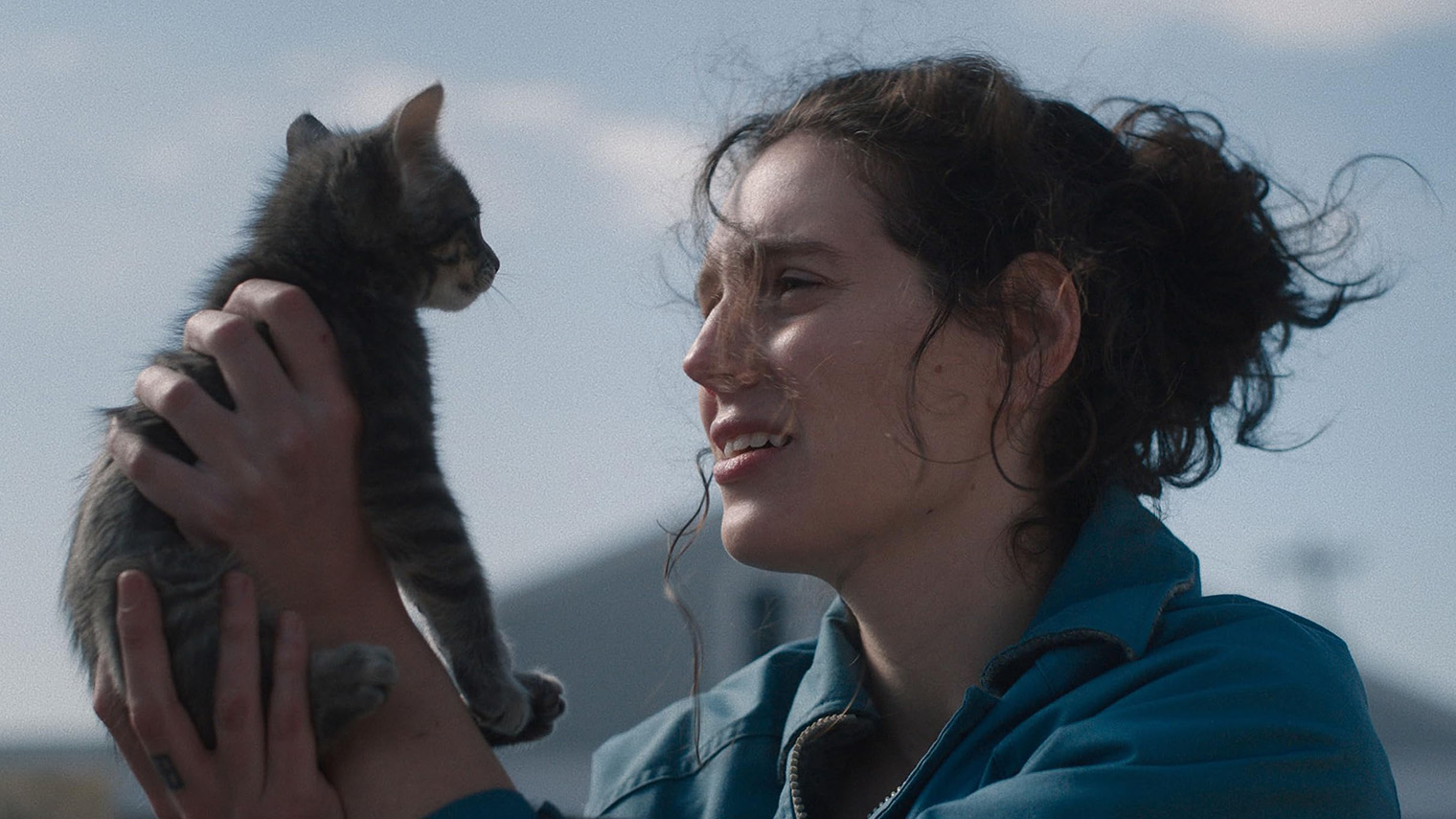 До работы в кино постановщица Ева Виктор писала для сайта Reductress, делала скетчи и публиковалась в The New Yorker. Она не только сняла картину «Прости, детка», но и сыграла в фильме главную роль. Кадр: А24