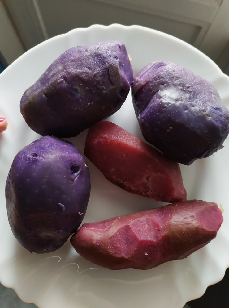 Лучше всего цвет картофель сохраняет при варке в мундире или запекании в духовке без кожуры