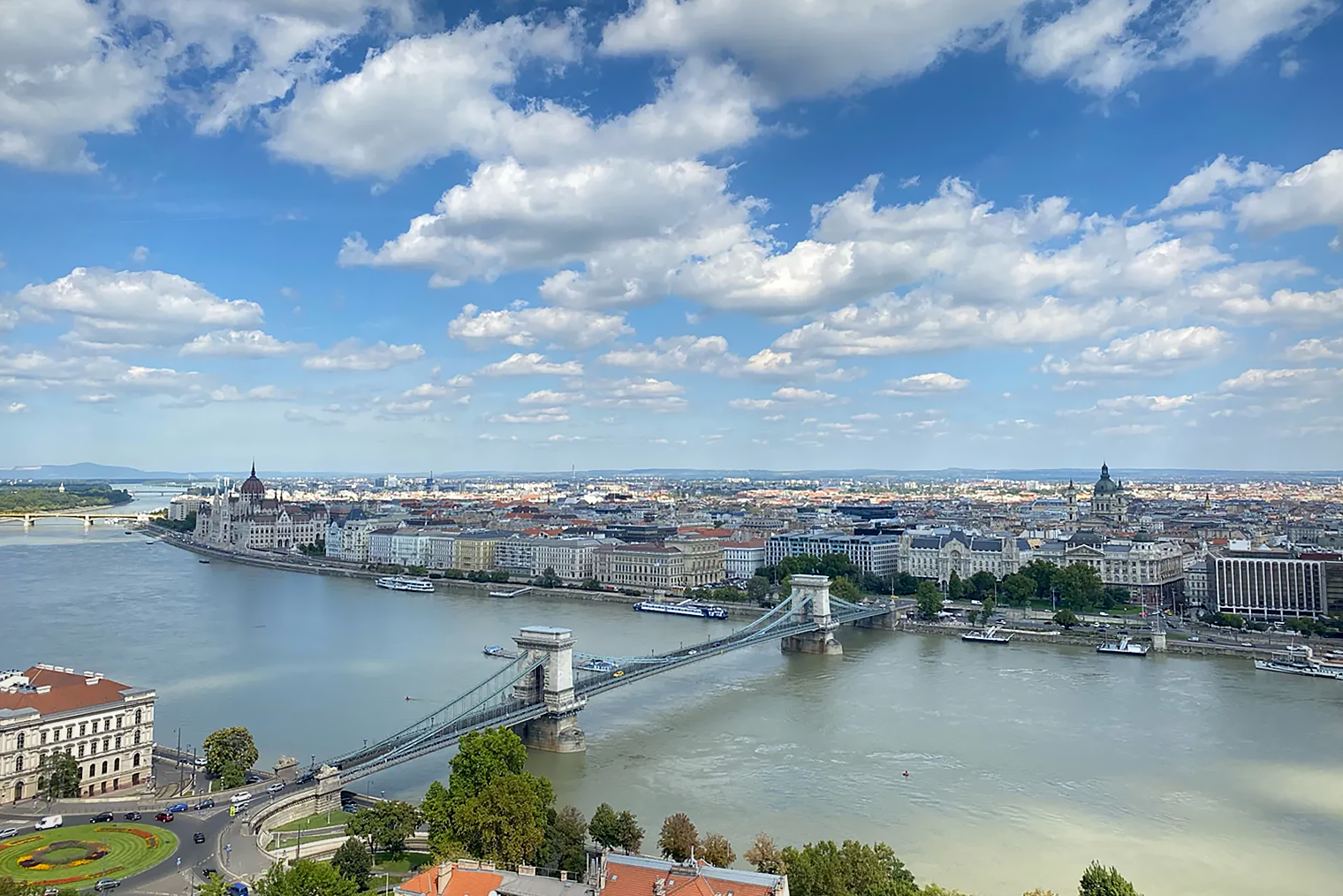 Хотя признаюсь: в +32 °C наслаждение этим видом стоило усилий. Подниматься по холмистой части города в жару непросто. В такую погоду люблю приходить сюда либо рано утром, либо ближе к закату — второй вариант особенно хорош летом