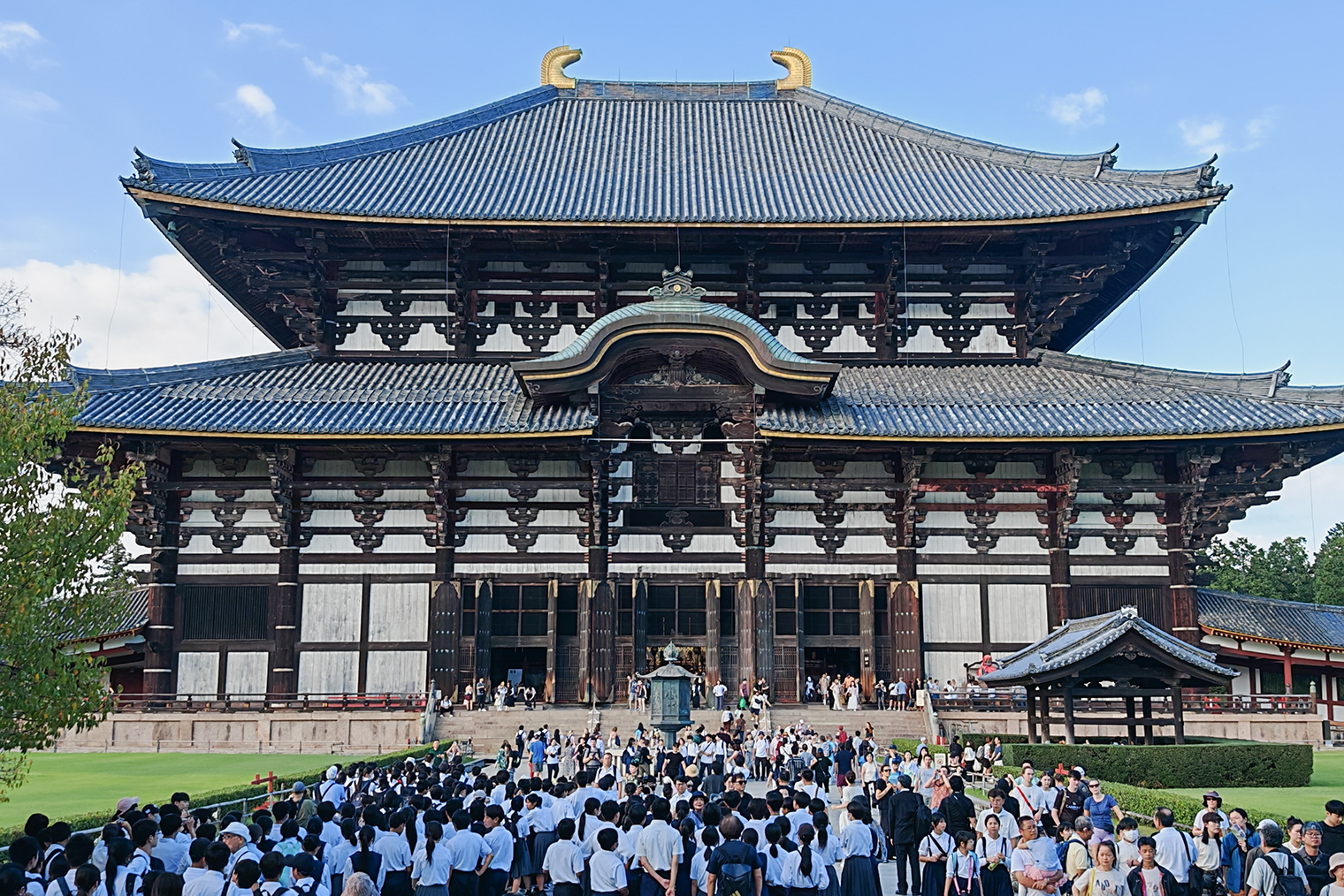 Толпы туристов на входе в храм Тодай-дзи в Наре