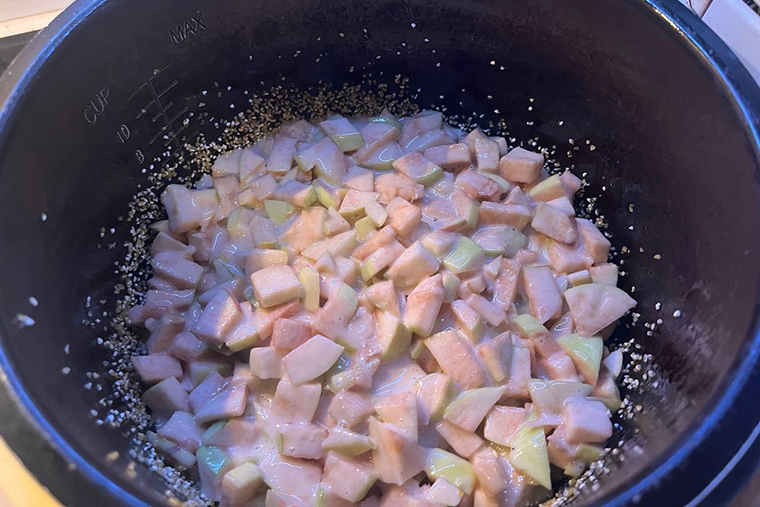 Готовлю шарлотку из дачных яблок