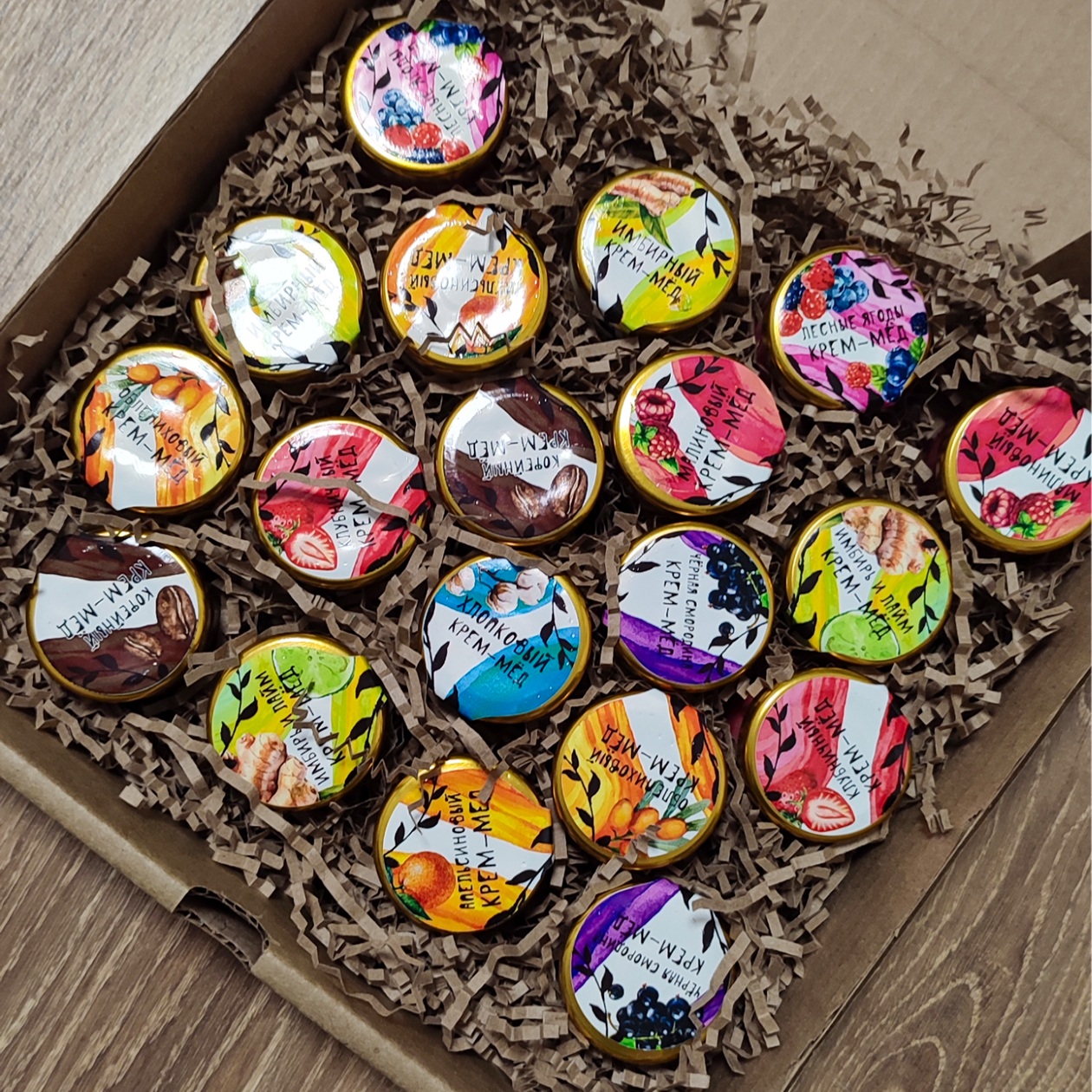 Упаковываю бабушкин мед в красивую коробку, завязываю ленточкой