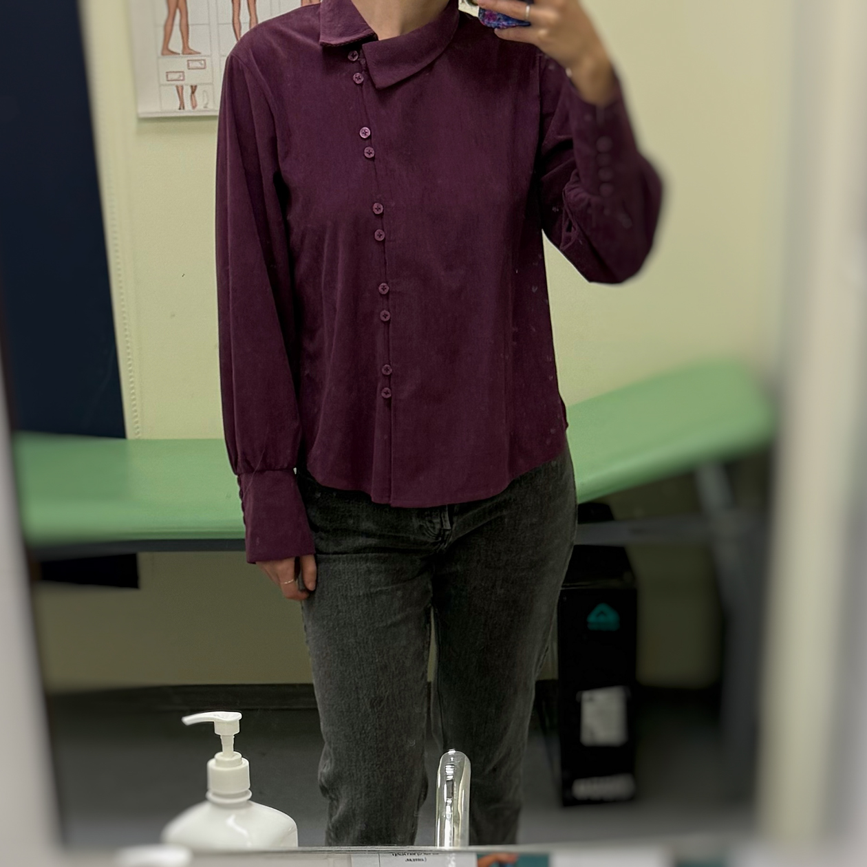 Сегодня мой лук полностью из секонд-хенда: рубашка и джинсы. Стараюсь покупать вещи только в секонде, исключения редки. Это и любимое хобби, и экономия