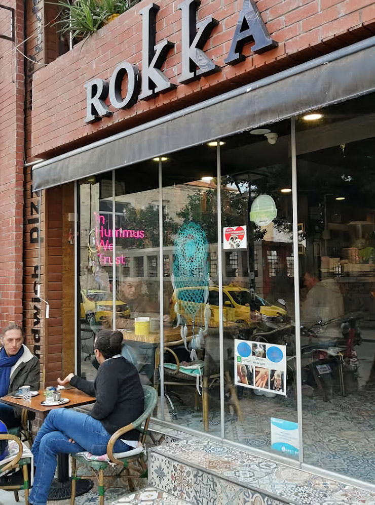 Столики в Rokka Pizza Falafel есть внутри и снаружи кафе