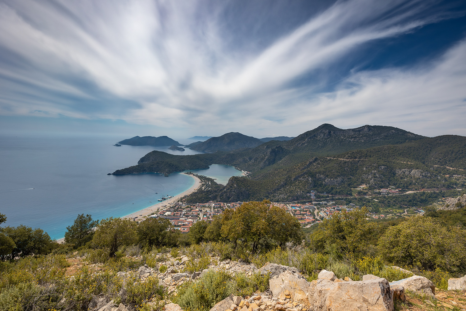 Вид на Олюдениз с Ликийской тропы. Фотография: Igor Zuikov / Shutterstock / FOTODOM