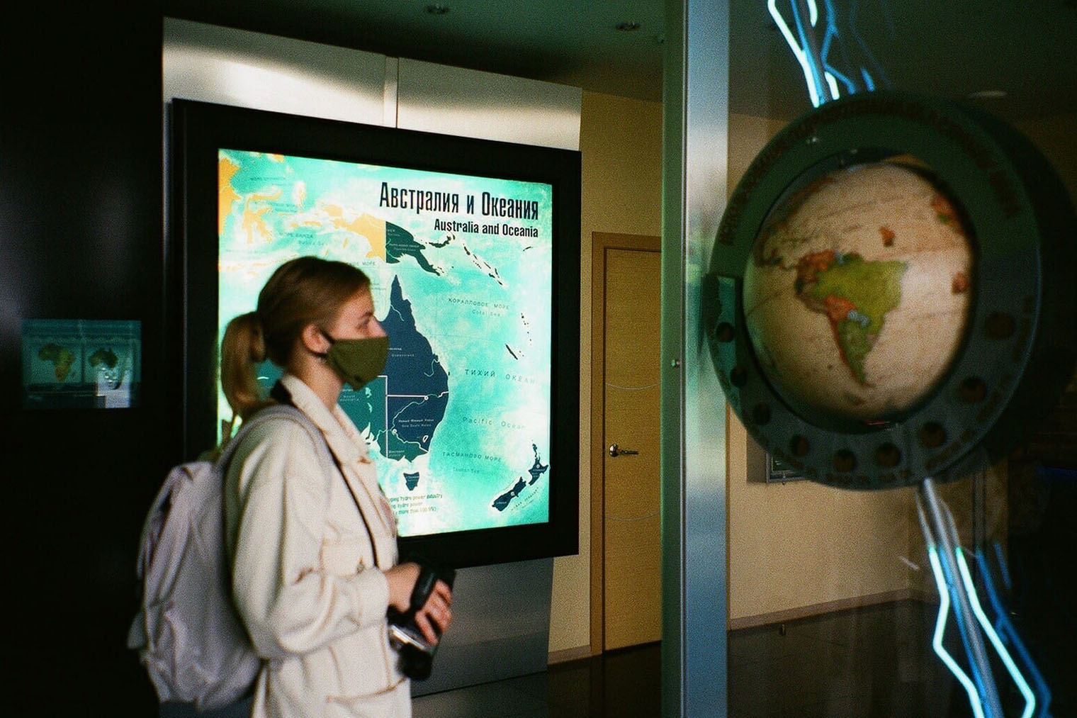 Сфотографировала подругу на фоне светящейся карты в Музее гидроэнергетики. Ездили в коронавирусные времена, поэтому посещали музей в маске