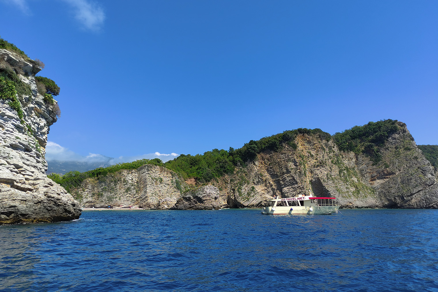 Летом много туристов катаются на лодках, а для местных это способ заработка