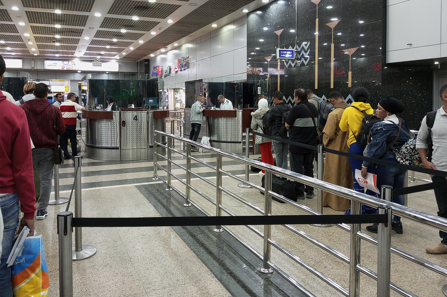 Паспортный контроль в аэропорту Каира при вылете. Перед кабинками нередко скапливается очередь