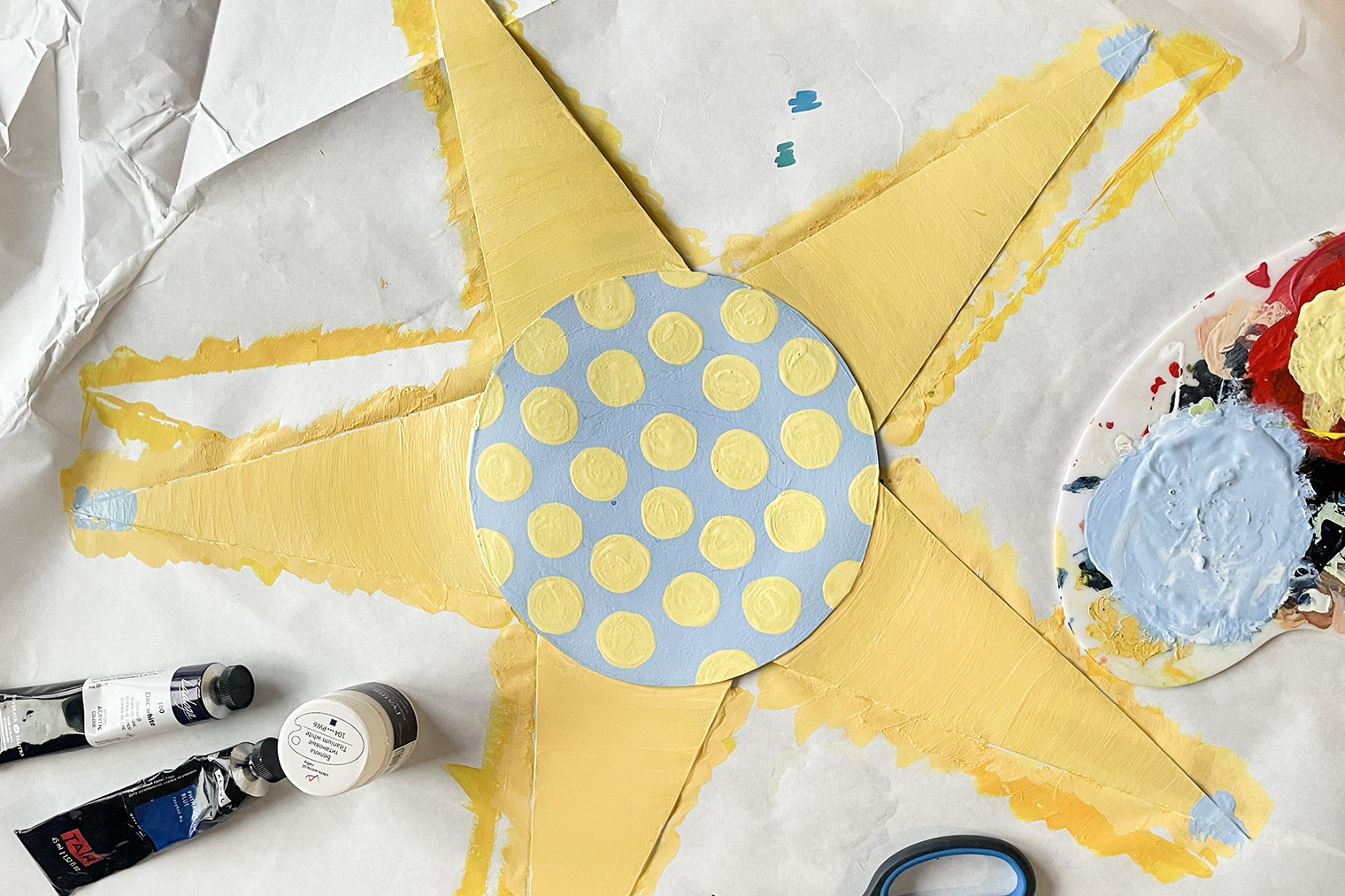 Красим уголки лучей и ждем полного высыхания, чтобы не смазать ничего рукой