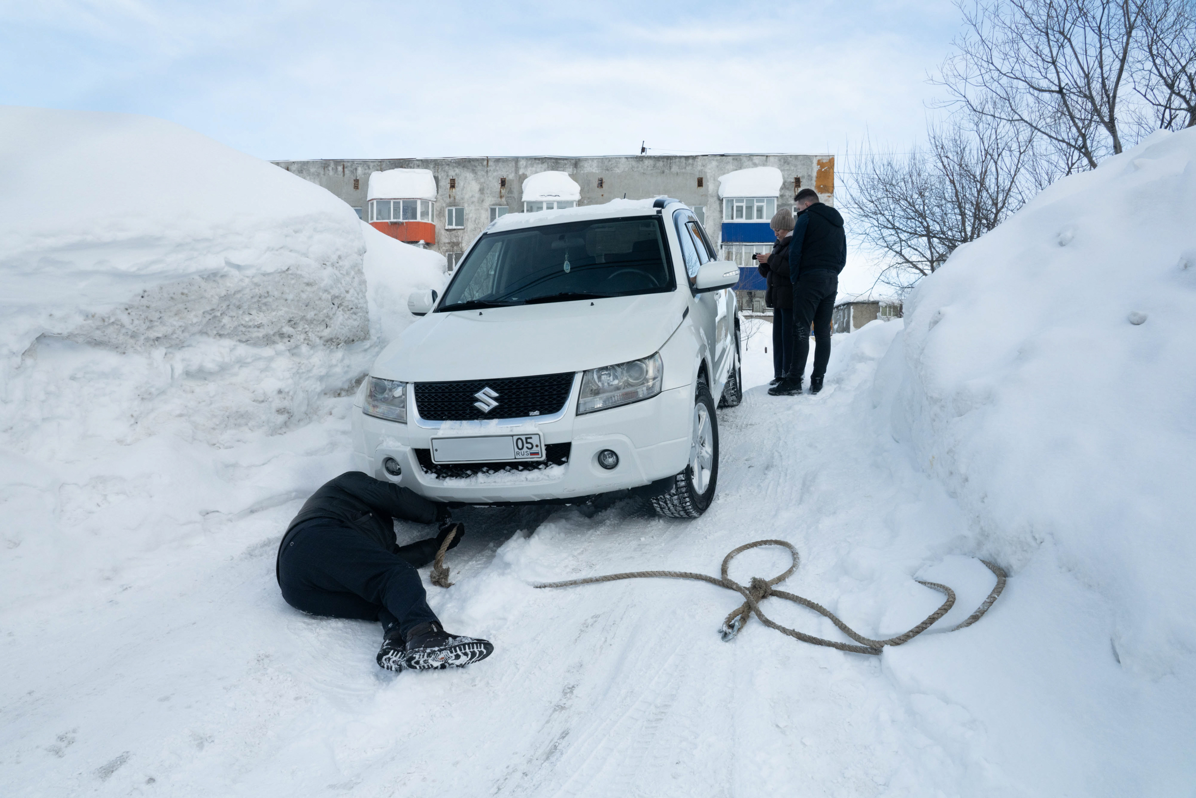Горожане отмечают, что стихия сплотила их: люди помогают другим чинить и откапывать машины. Местный житель Алексей рассказал Т⁠—⁠Ж, что иногда люди не знали, где находится их авто, и нечаянно откапывали соседские. Так произошло и с его машиной: ему было очень приятно, а после и он почистил несколько соседних площадок для парковки