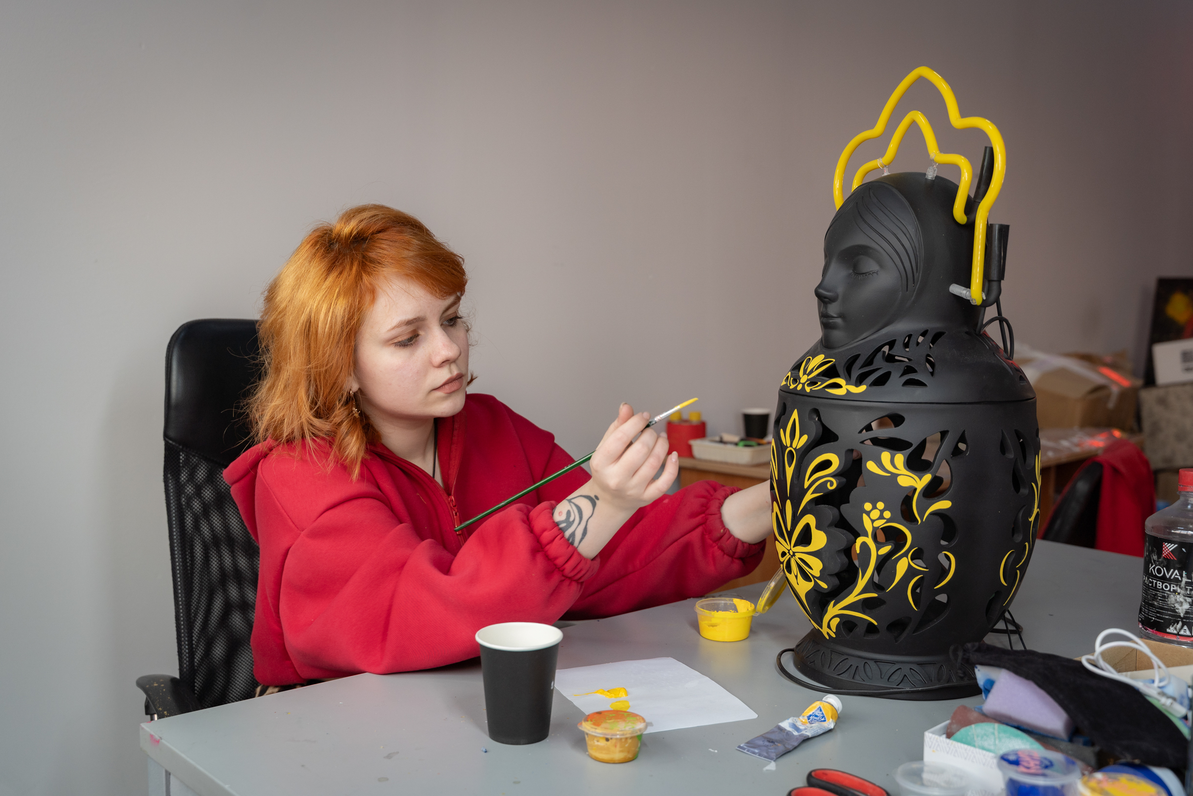 Финальный этап: художник вручную прорисовывает узоры на корпусе