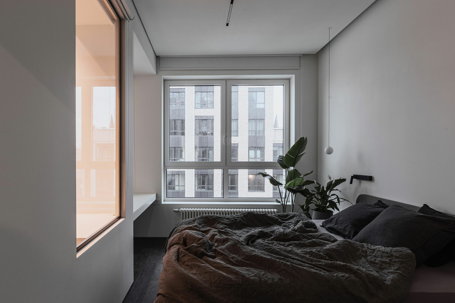 Окна, как правило, не обрамляются молдингами, выглядят функционально и минималистично. © ruetemple.ru