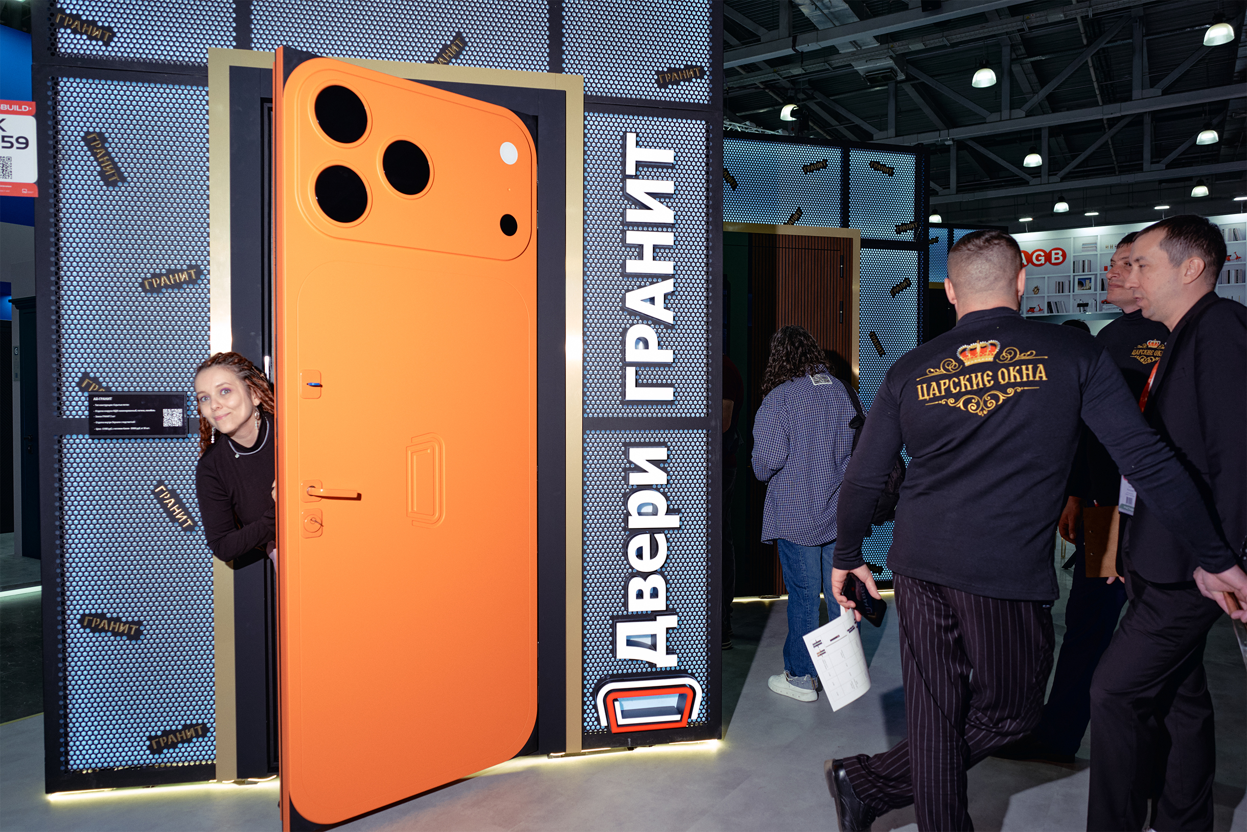 Та самая дверь. Стоит около 80 000 ₽ — дешевле, чем настоящий айфон