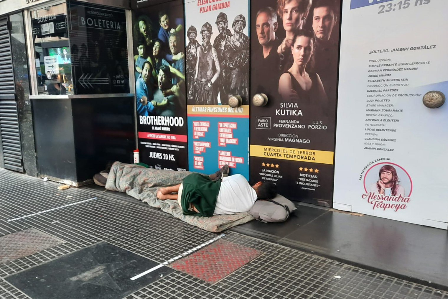 Типичная картина для Байреса — люди спят на улице