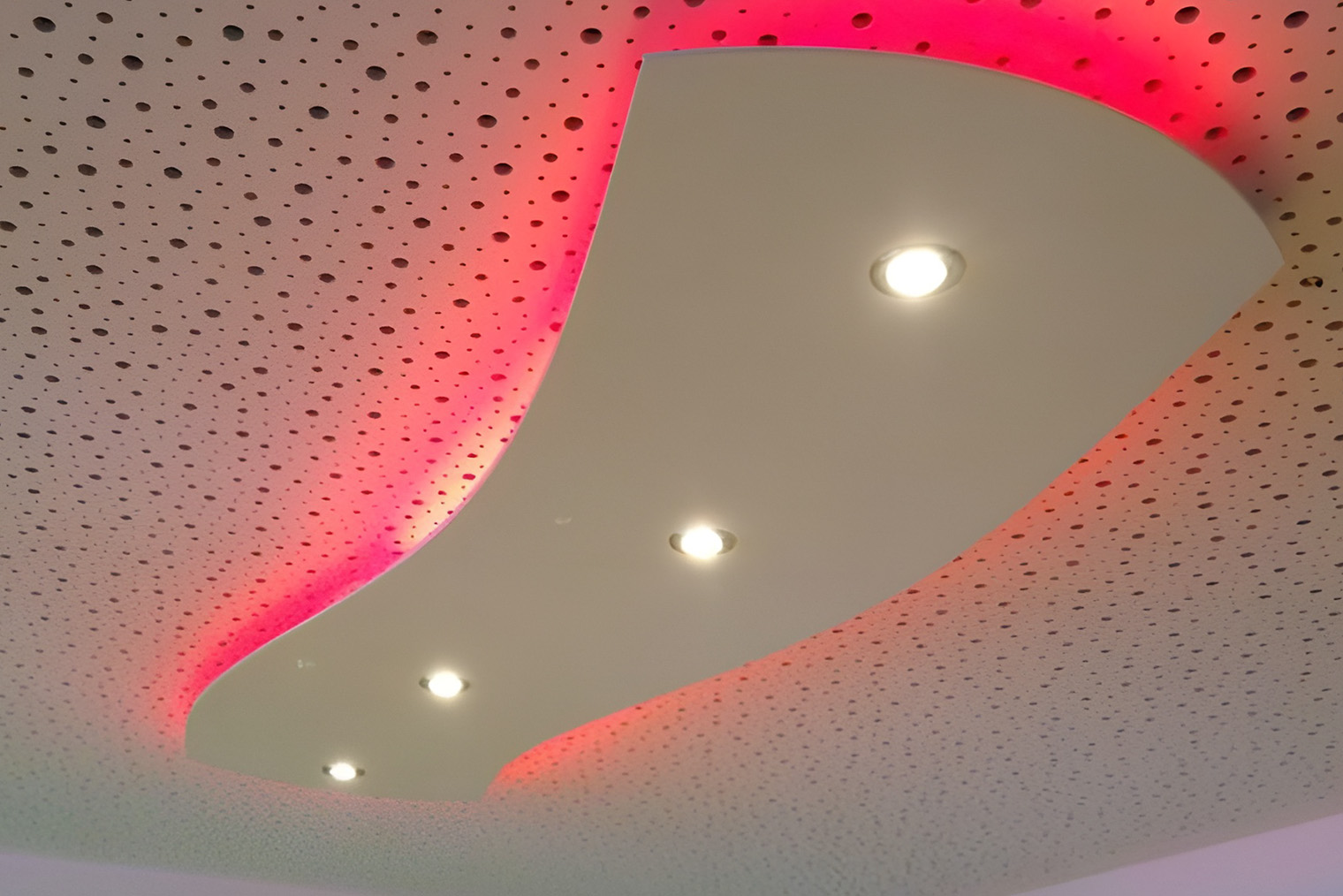 Многоуровневый потолок: резное полотно и комбинированное освещение на «острове». Фотография: Nano TX / Pinterest