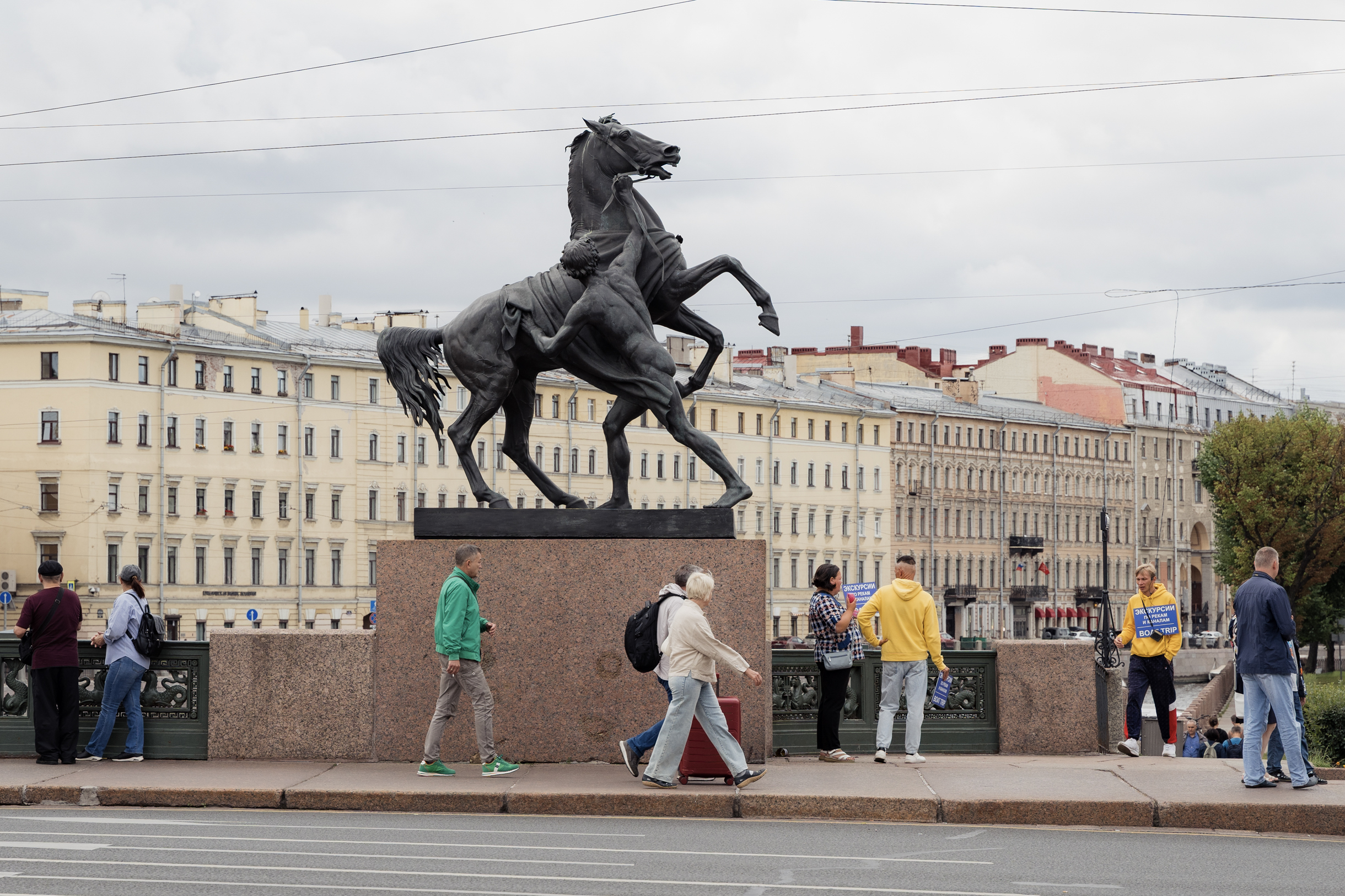 Сегодня Аничков мост кажется одним из самых узнаваемых мест Петербурга, но когда-то здесь была настоящая окраина города