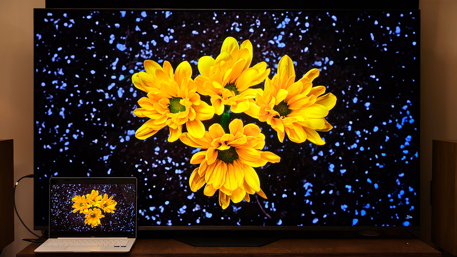 Телевизор на этом фото — Mini-LED, а ноутбук — с OLED-экраном. При включенном свете контрастность Mini-LED даже выше, чем у OLED