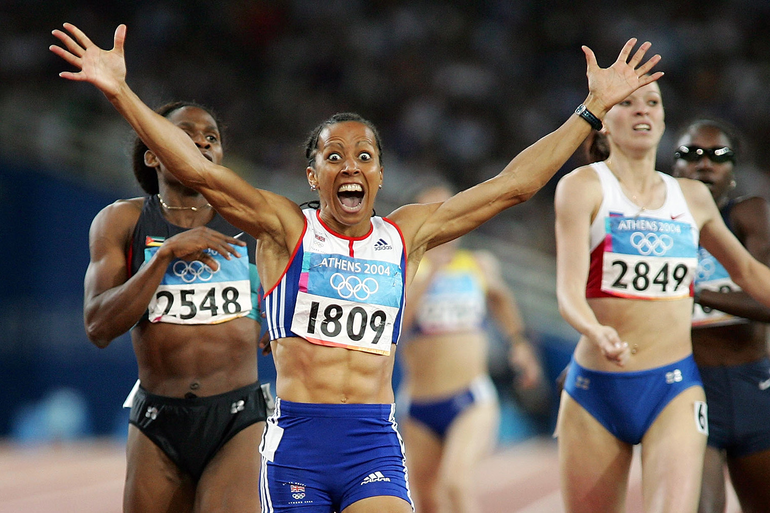 Келли Холмс из сборной Великобритании финиширует первой в беге на 1500 м на Олимпиаде 2004 года в Афинах. Фотография: Stu Forster / Getty Images