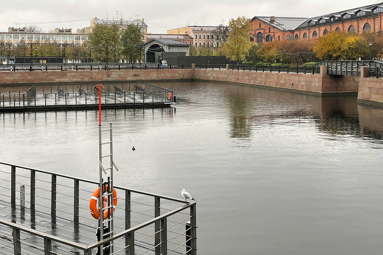 Новая Голландия окружена водой, и еще посередине острова есть пруд. © Мария Кузнецова