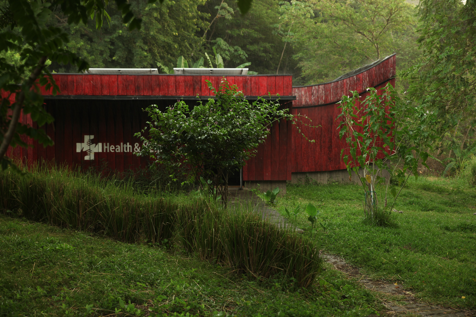 После вручения премии «Лицей» я поддержала сбор на ремонт крыши в клинике в Никарагуа — это она на снимке. Я пожертвовала около 500 $ — на тот момент около 50 000 ₽ — из требовавшихся 9 269 $⁣ ( ₽)Цены в рублях пересчитываются по актуальному курсу раз в день. Теперь врачи принимают пациентов в сухом помещении, а не подставляют тазики под протечки