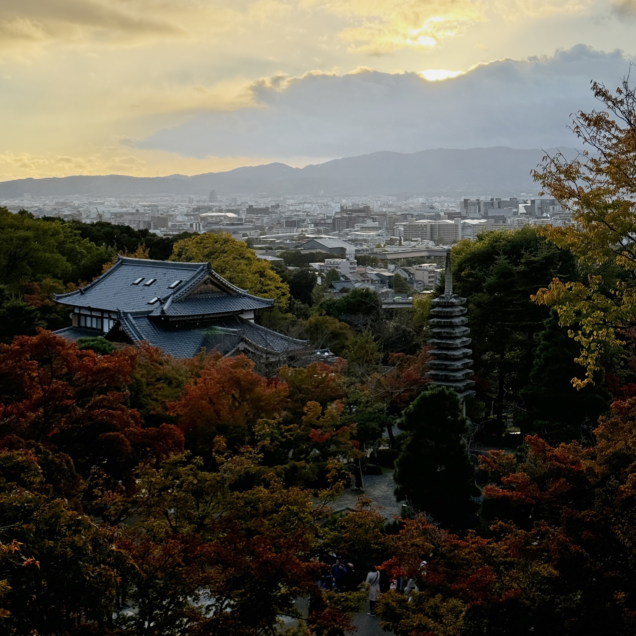 В Киото было очень много людей, особенно в туристическом районе Гион, где живут и работают гейши. Через него мы пробирались к храму Киемидзу-дэра и добрались к закату. Ни о чем не жалели, когда вокруг такой вид