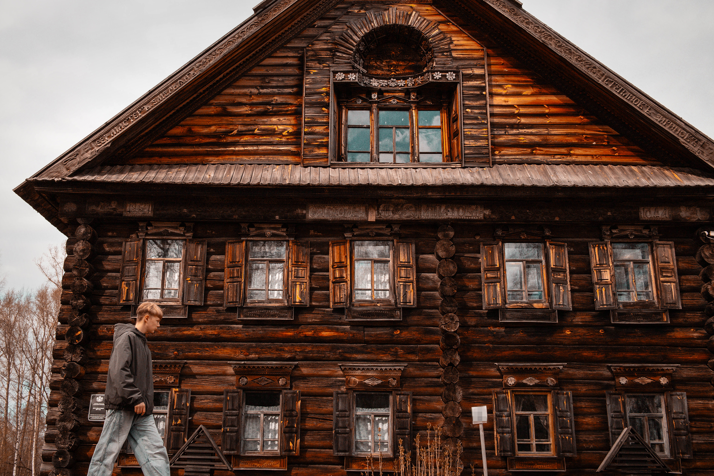 Изба старообрядца в этнографическом музее «Костромская слобода». К сожалению, не запомнил, какого именно. Музей находится рядом с Ипатьевской слободой, недалеко от Костромы