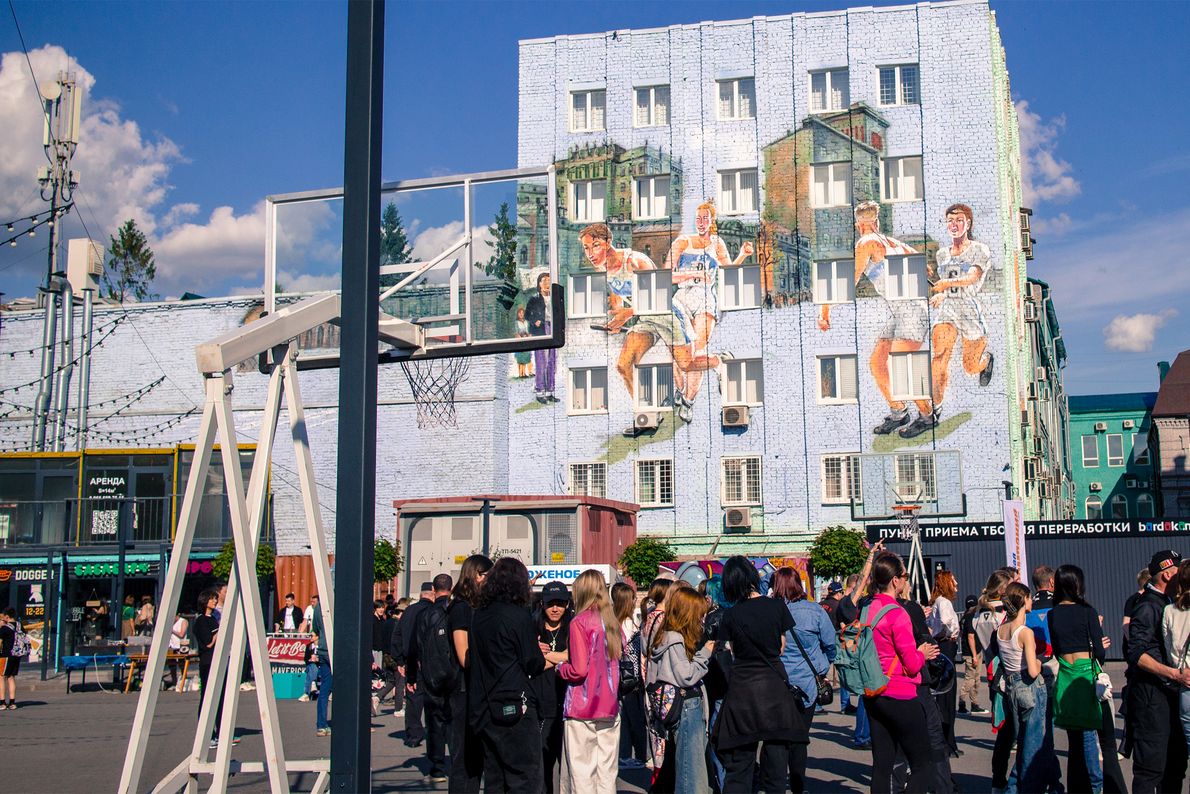 «Арт-квадрат». Внутри есть зона для стритбола, амфитеатр со сценой, куча небольших кафе и магазинов