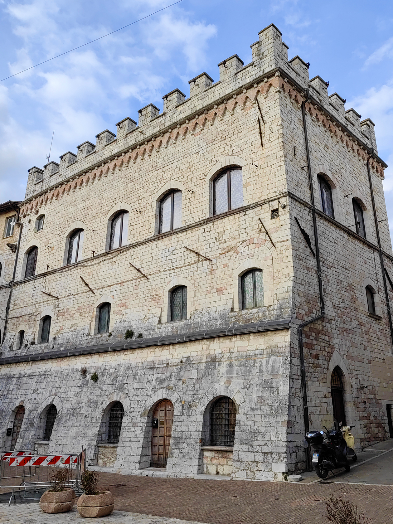 Старинные палаццо напоминают маленькие крепости