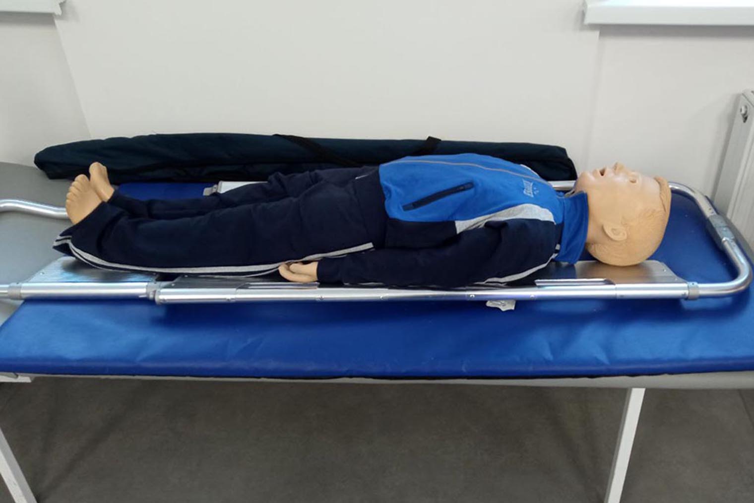 Как в медицинском колледже и вузе, в школе есть манекен для отработки навыков, например, искусственного дыхания. Источник: mskobr.ru