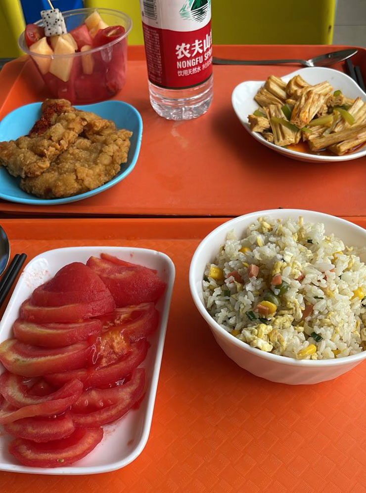 Мой обед — рис с овощами, мясо в панировке, соевая спаржа и фрукты