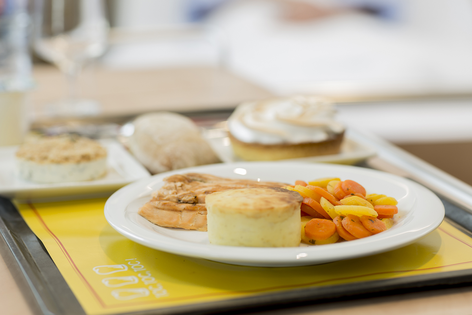 Обед в палате: антре — закуска, главное блюдо, сыр и десерт. Подходящее блюдо можно было выбрать из меню за пару часов до еды