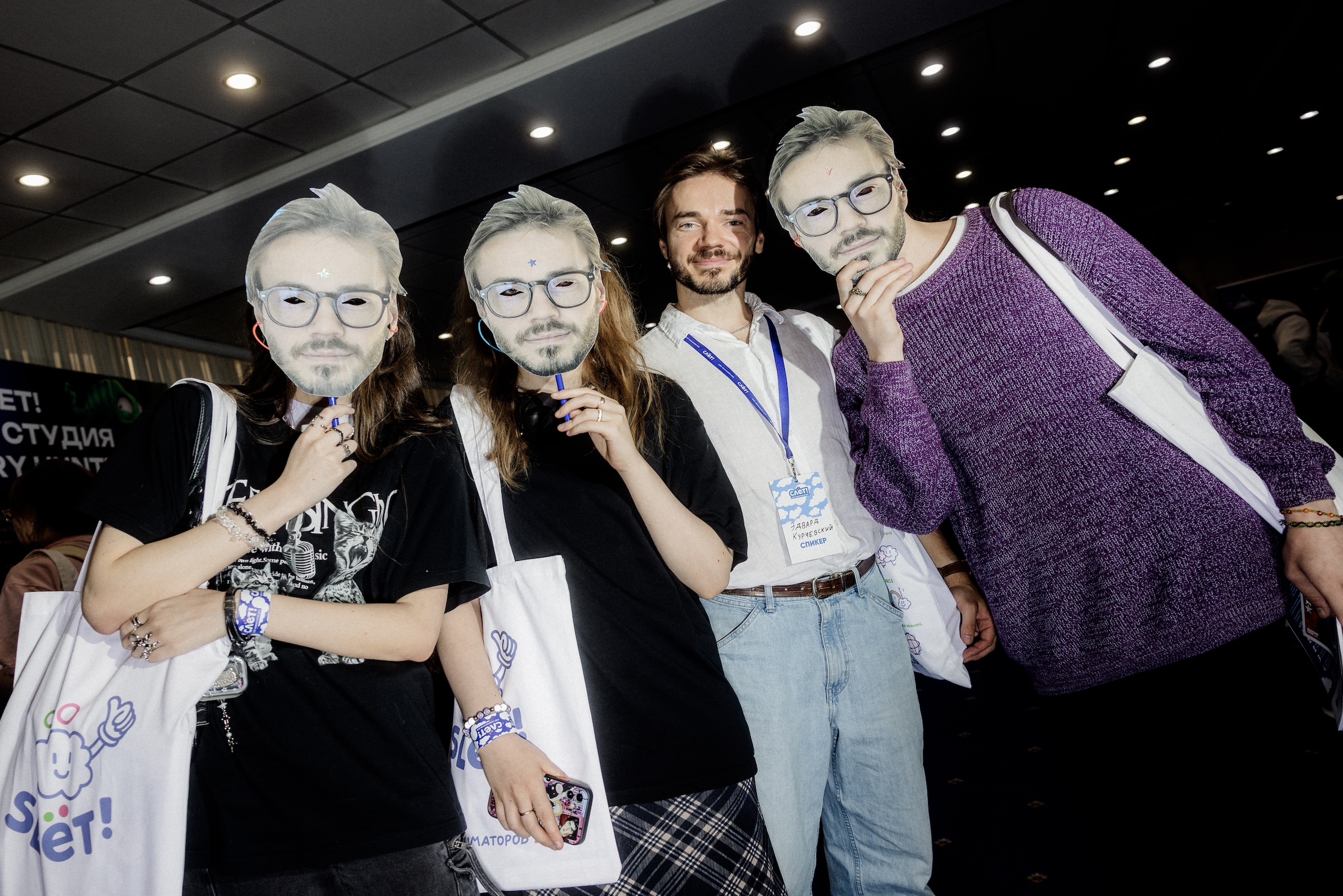 На фестивале собралась команда поддержки Эдварда Курчевского — режиссера и выпускника престижной французской школы Gobelins. Он работал над международным анимационным фильмом «Побег», который в 2022 году получил сразу три номинации на «Оскар»