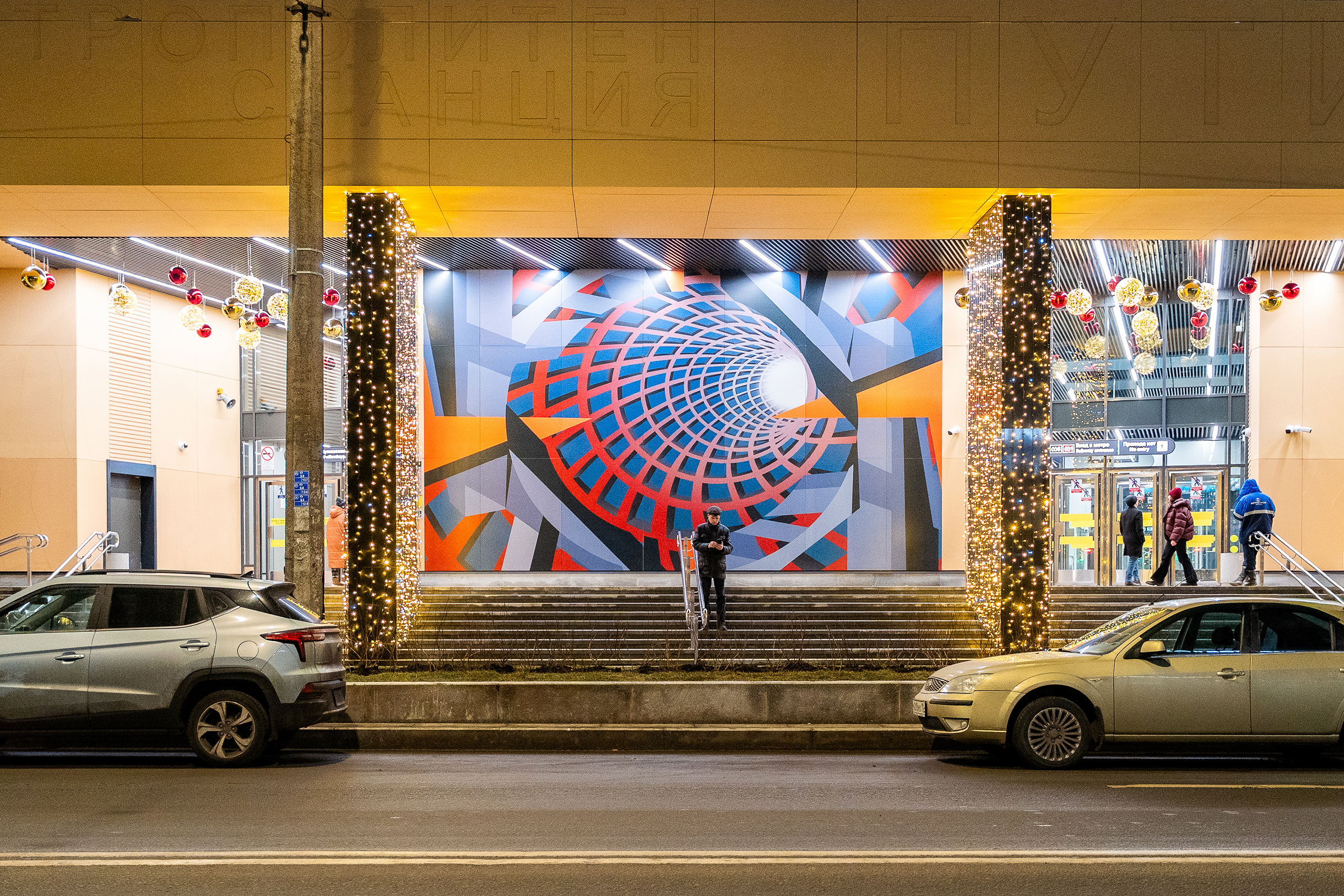 Художественное оформление станции отсылает к истории Путиловского завода, который сейчас называется Кировским