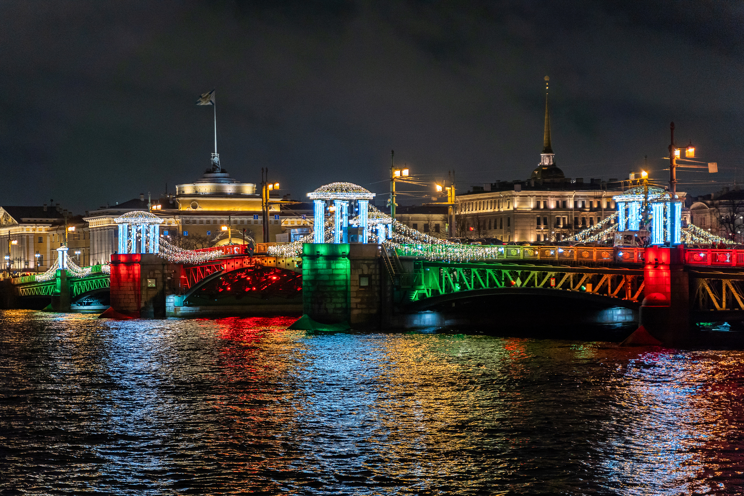 В новогодние каникулы на Дворцовом и Троицком мостах устроят светомузыкальное шоу — показы будут проходить с 1 по 11 января в 20:00 и 20:15