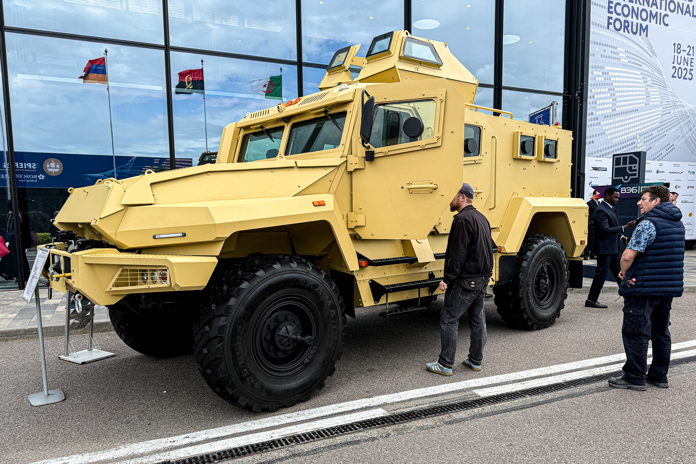 На экономическом форуме нашлось место не только гражданской технике. Это бронеавтомобиль многоцелевого назначения «Спартак». Фотография: Алена Хлевнюк / Алексей Гаврелюк / ТАСС