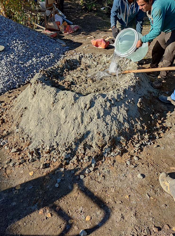 Рабочих я нашел в нашей деревне. Они замесили бетон прямо на земле. Использовали самый простой цемент марки М500 из «Леруа Мерлена» — 465 ₽ за мешок