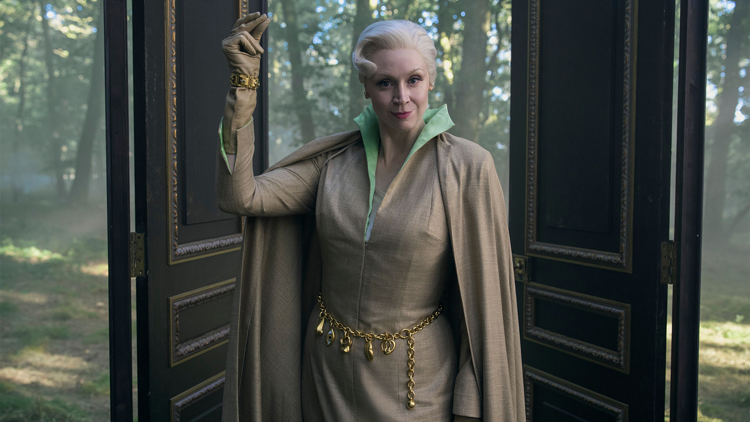 Гвендолин Кристи благодарна художнице по костюмам Колин Атвуд, которая смогла раскрыть строгий образ Уимс посредством нарядов