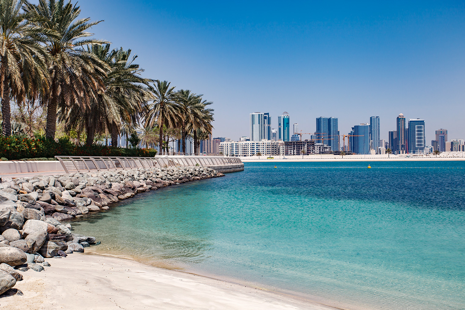Пляж Al Khan. Фотография: ElenVD / Shutterstock / Fotodom