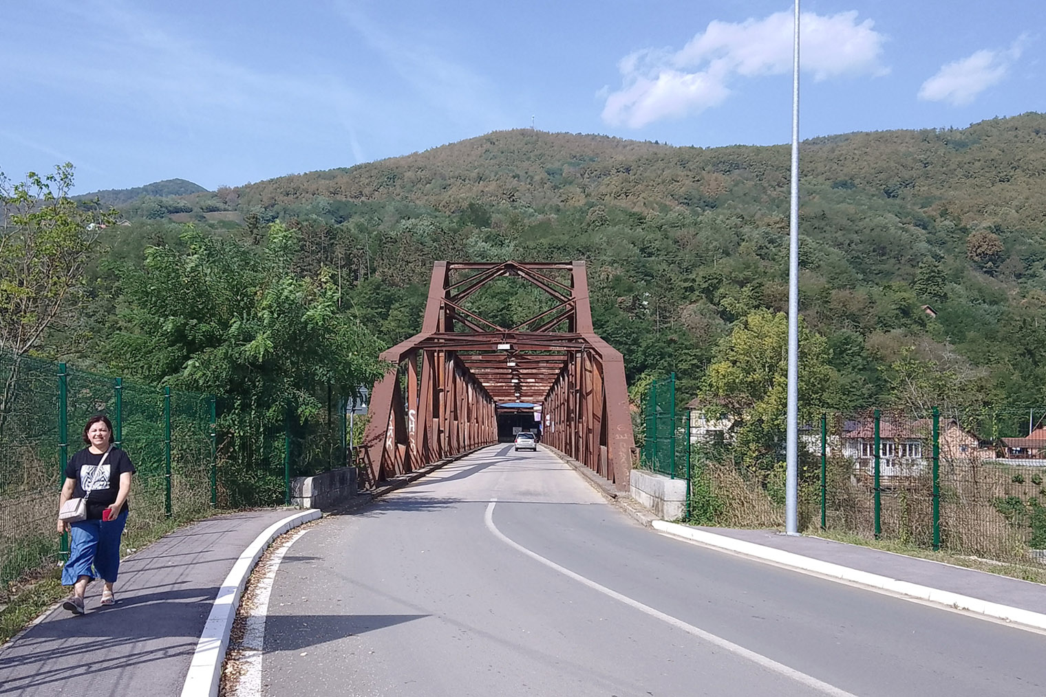 В конце этого моста — пограничный пункт Боснии и Герцеговины. Мы ходили туда, чтобы проставить штампы о въезде в страну и выезде