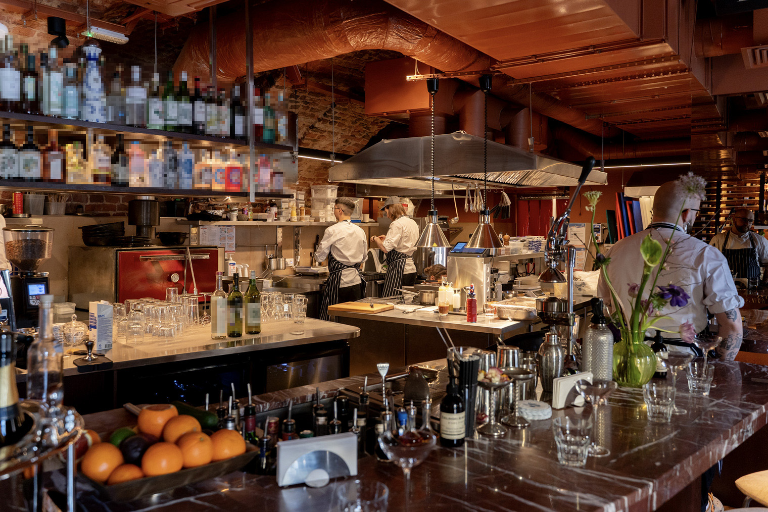 Интерьер этого ресторана italy&co своей эклектикой напоминает их другие проекты: немного Salone pasta&bar, немного Juan Cantina Espanola