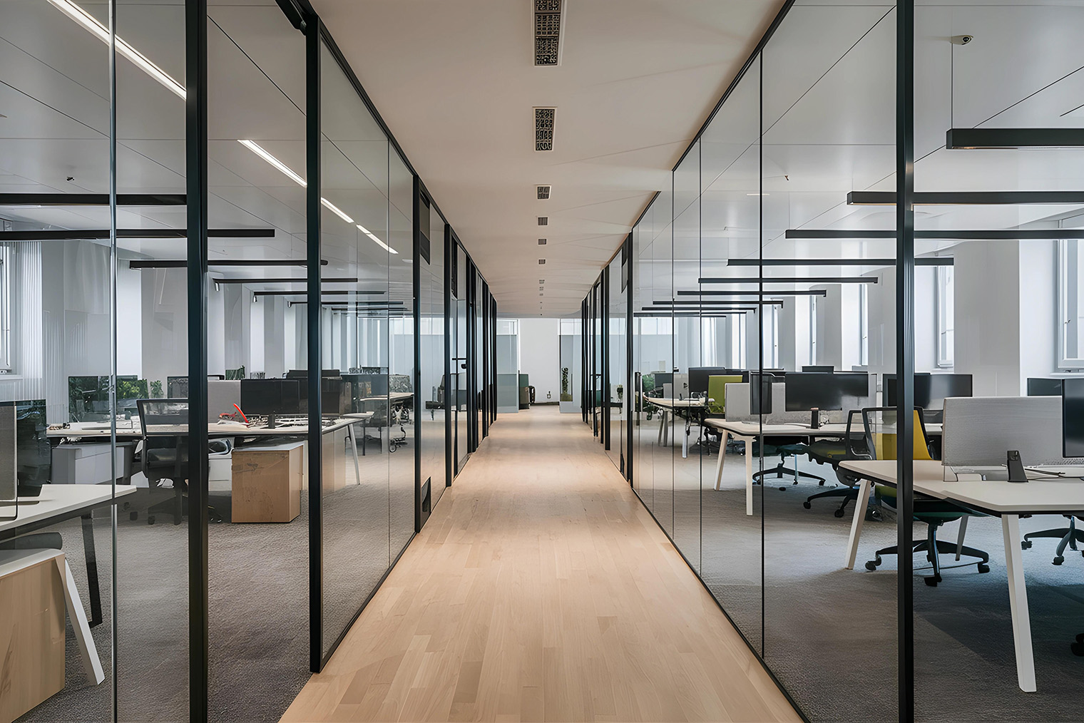 Каркасные стеклянные перегородки разделяют офисное пространство. Фотография: bohocharm / Shutterstock / FOTODOM