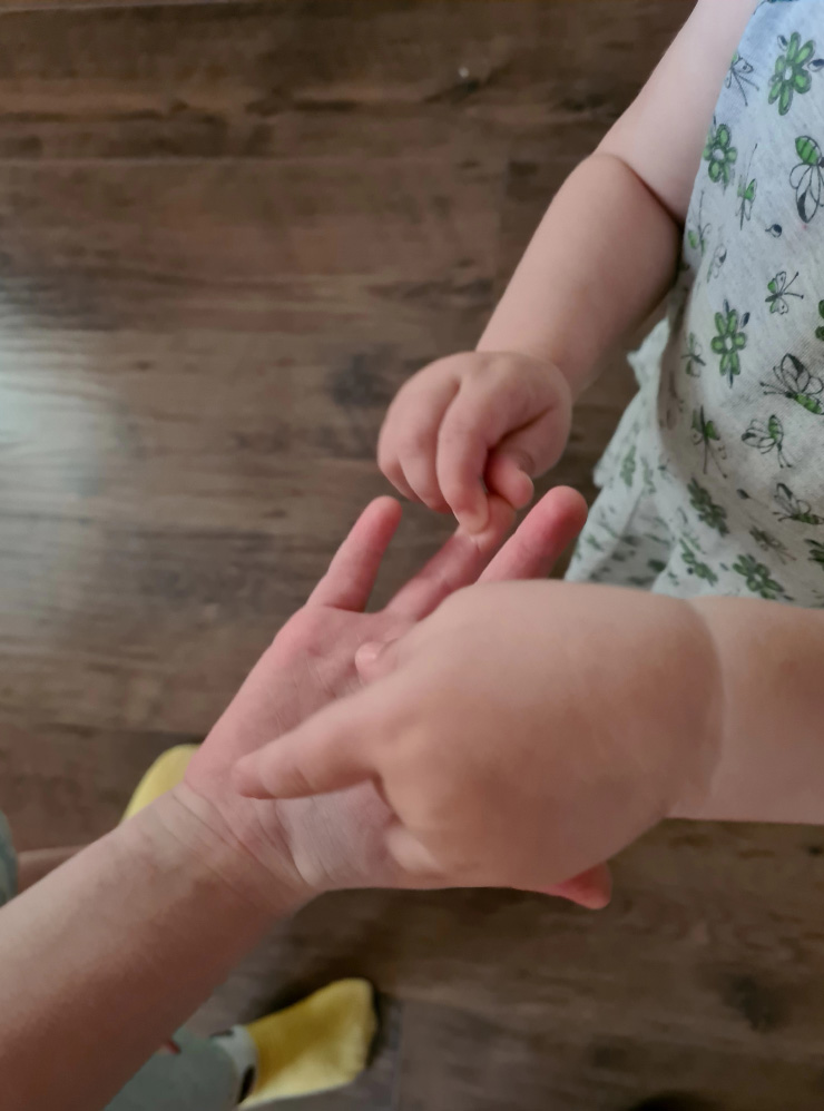Дочка любит считать пальчики и разные предметы