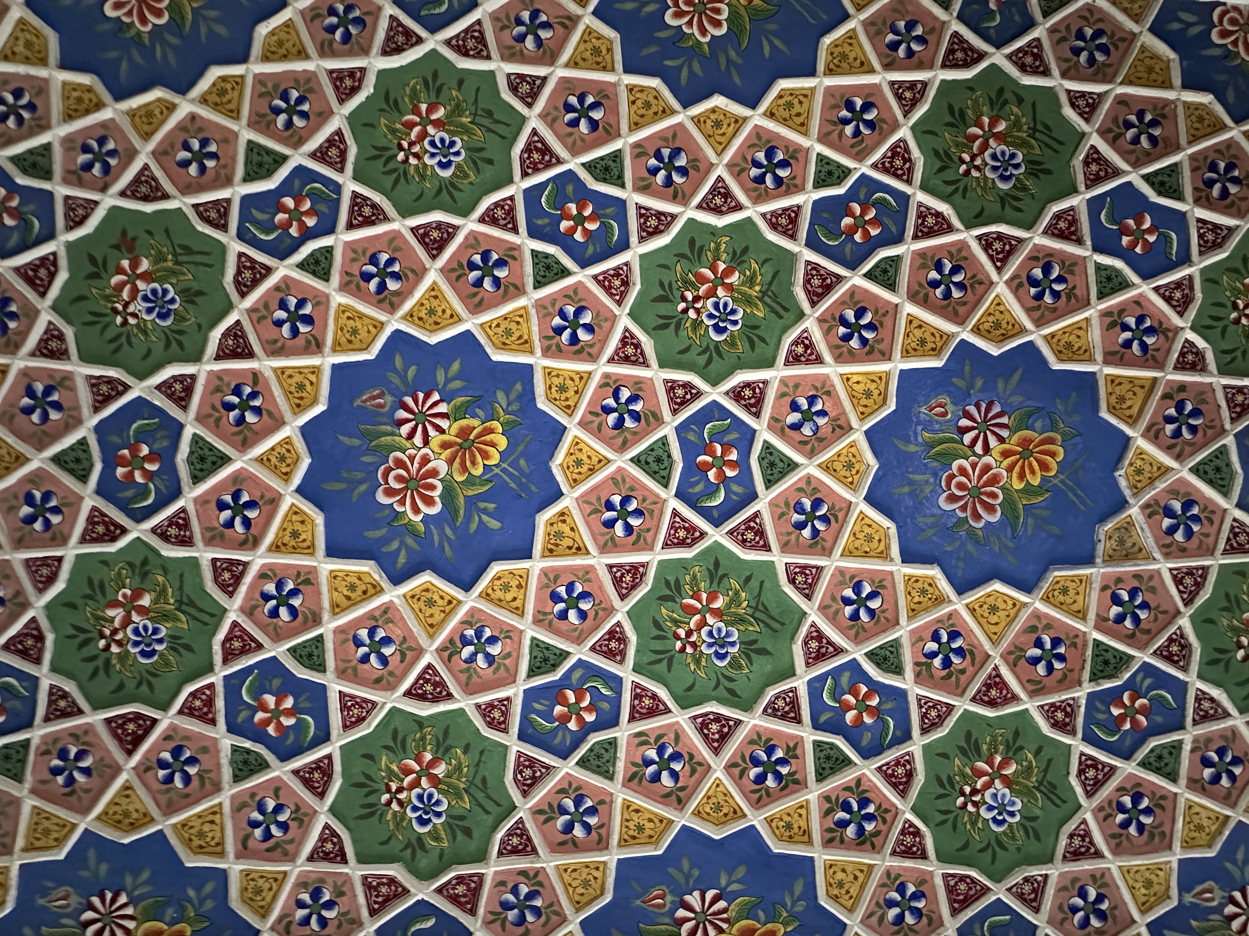 Резной деревянный потолок