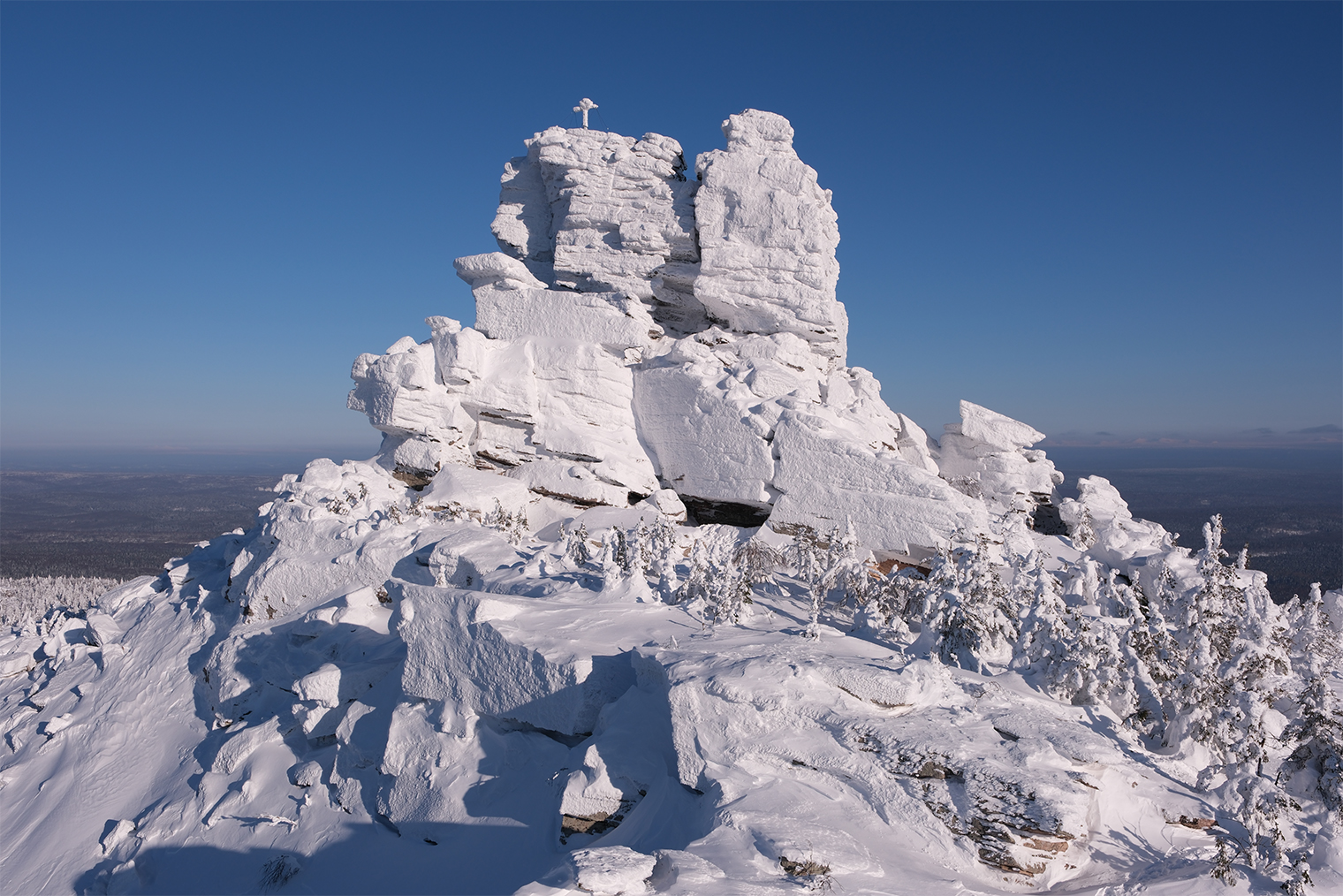 Заснеженные леса и скалы — ради них едут в Пермский край зимой. © Дарья Ревина
