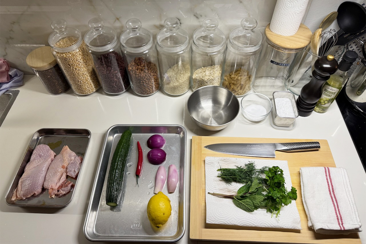 Так автор курса организовывает свое рабочее пространство. Пара противней, небольших мисочек и контейнеров — и все ингредиенты под рукой и на своих местах